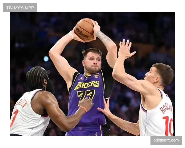 东契奇转投湖人后数据亮眼 场均32.8分7.8篮板8.6助攻仍难救主